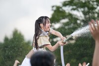 放水する仲村悠菜。