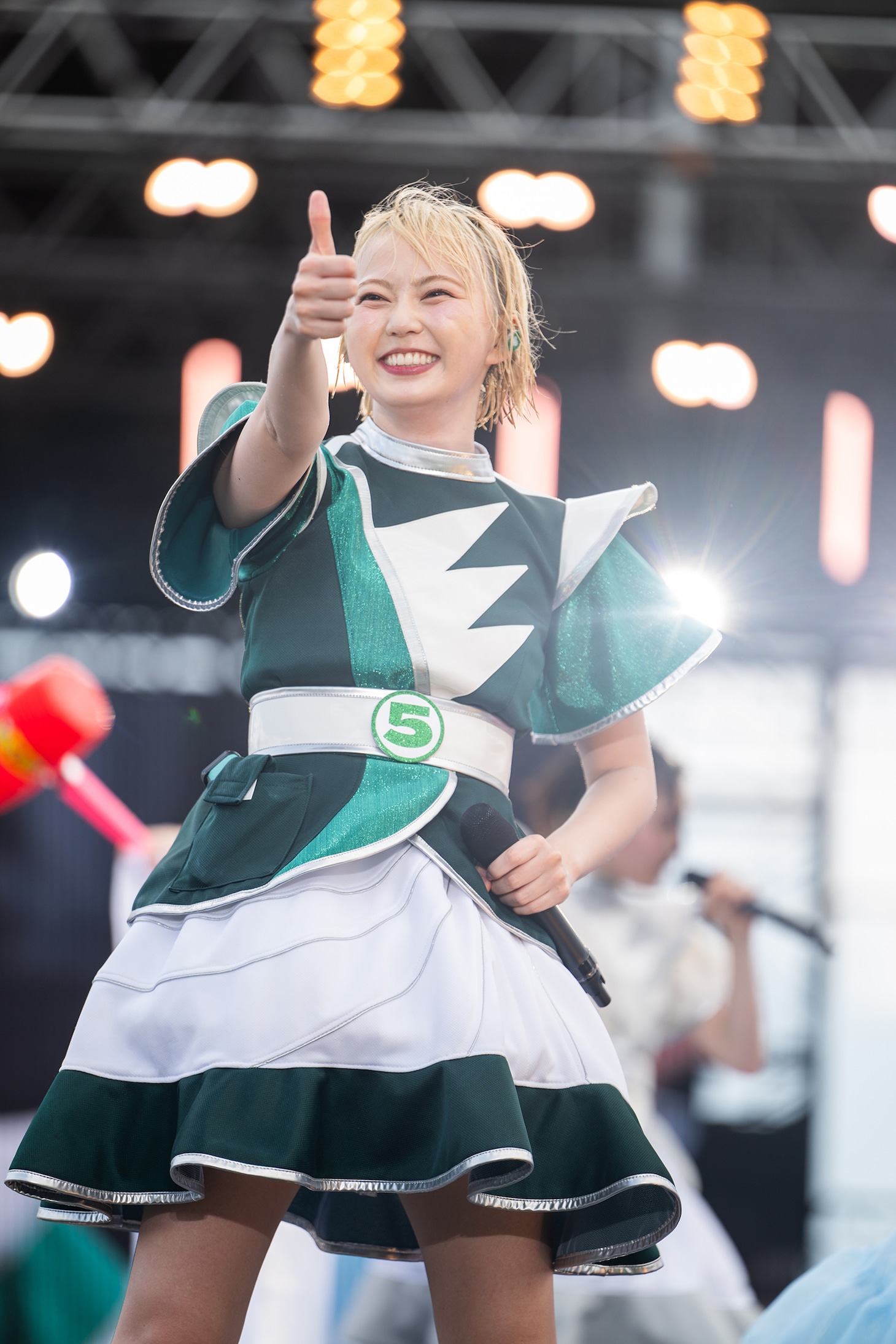 安本彩花