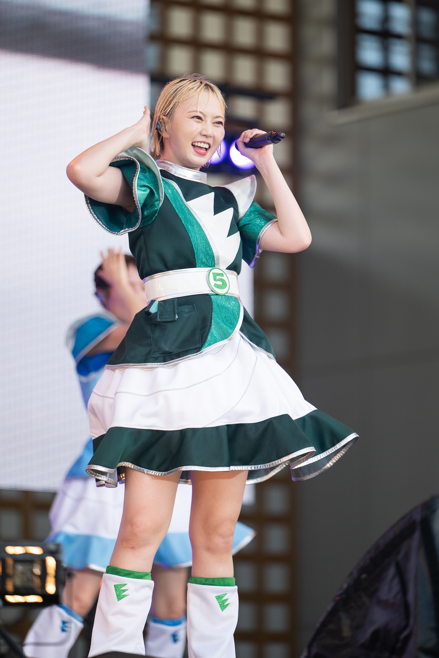 安本彩花