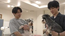保護犬を抱き抱える相葉雅紀と横山裕。©日本テレビ