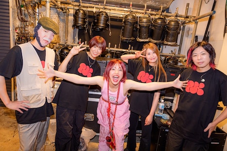 なかねかなとバンドメンバー。（Photo by "SUGI" Yuya Sugiura）