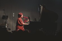 阿部真央と共作した新曲「ことば」を披露するなかねかな。（Photo by "SUGI" Yuya Sugiura）