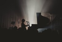 阿部真央と共作した新曲「ことば」を披露するなかねかな。（Photo by "SUGI" Yuya Sugiura）