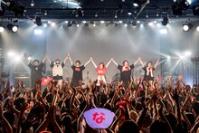 会場のボランティアに挨拶をするなかねかな。（Photo by "SUGI" Yuya Sugiura）