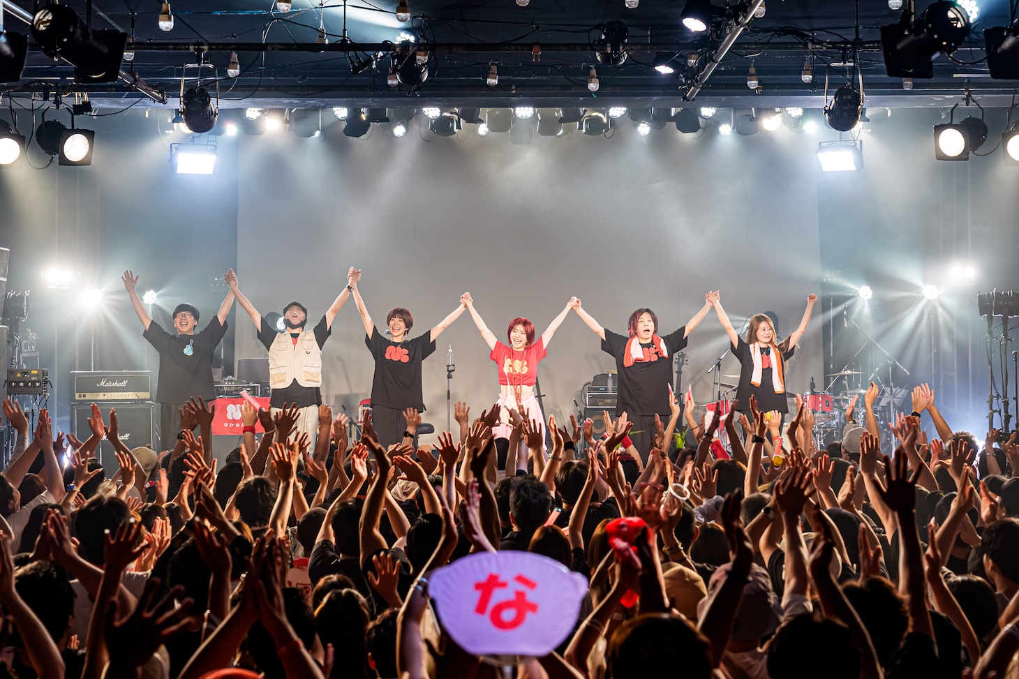 会場のボランティアに挨拶をするなかねかな。（Photo by "SUGI" Yuya Sugiura）