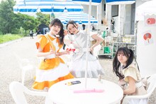 本番前にくつろぐ桜井えま、風見和香、仲村悠菜（左から）。