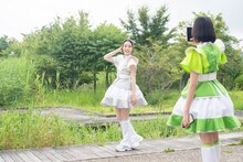 風見和香（左）を撮影する小久保柚乃（右）。