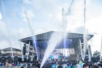 豪快に水しぶきを上げるウォーターキャノン。