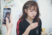 そうめんをすする桜木心菜。