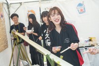 小久保柚乃の流すぶどうを食べる桜木心菜。