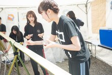 流しそうめんに挑戦する中山莉子。