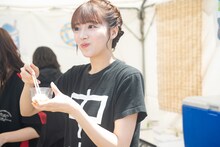 おいしさを表情で表す中山莉子。