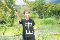 シャボン玉を飛ばす中山莉子。
