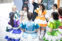 円陣を組むえびちゅう。