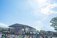 シアターひびきの背後にそびえる富士山。