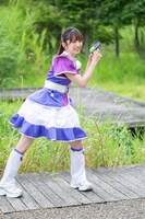 銃を構える真山りか。