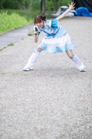 銃を構える中山莉子。