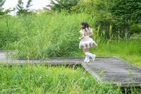 「絶対になりたかった」とつぶやきながら茂みに向かって走り出す仲村悠菜。