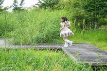 「絶対になりたかった」とつぶやきながら茂みに向かって走り出す仲村悠菜。