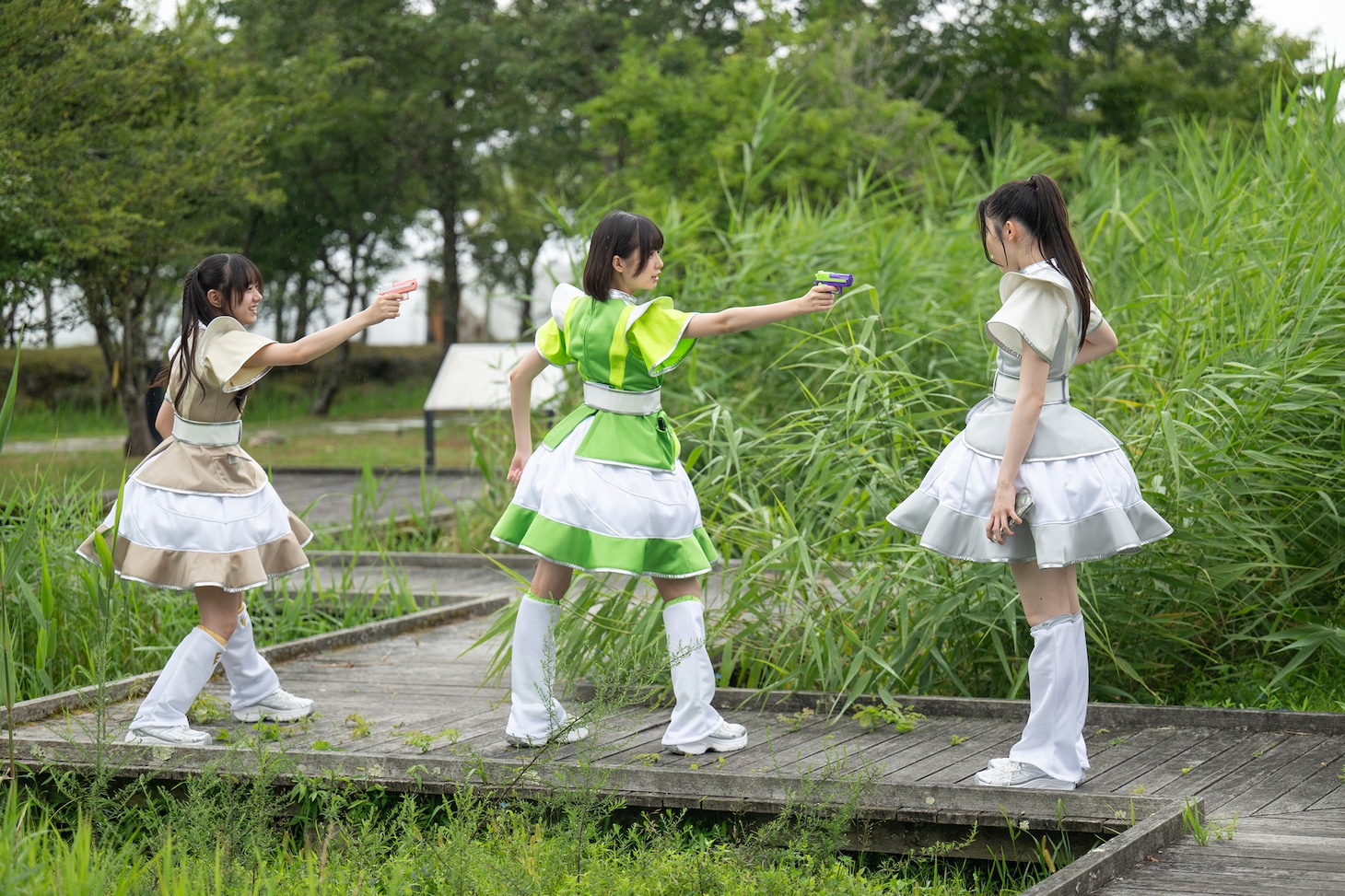 風見和香（右）を狙う仲村悠菜（左）と小久保柚乃（中央）。