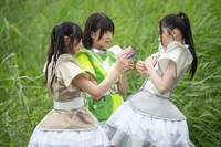 風見和香（右）を狙う仲村悠菜（左）と小久保柚乃（中央）。