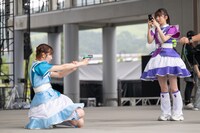 銃を構える中山莉子（左）を撮影する真山りか（右）。