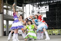 本番直前に記念撮影するえびちゅう。