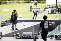 本番に備えるスタッフ。