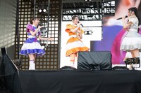 何を話すのか忘れてしまった桜井えま（中央）。