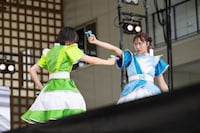 小久保柚乃（左）と中山莉子（右）。