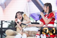 ソファでくつろぐ仲村悠菜（左）と桜木心菜（右）。