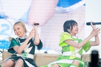 ソファでくつろぐ安本彩花（左）と小久保柚乃（右）。