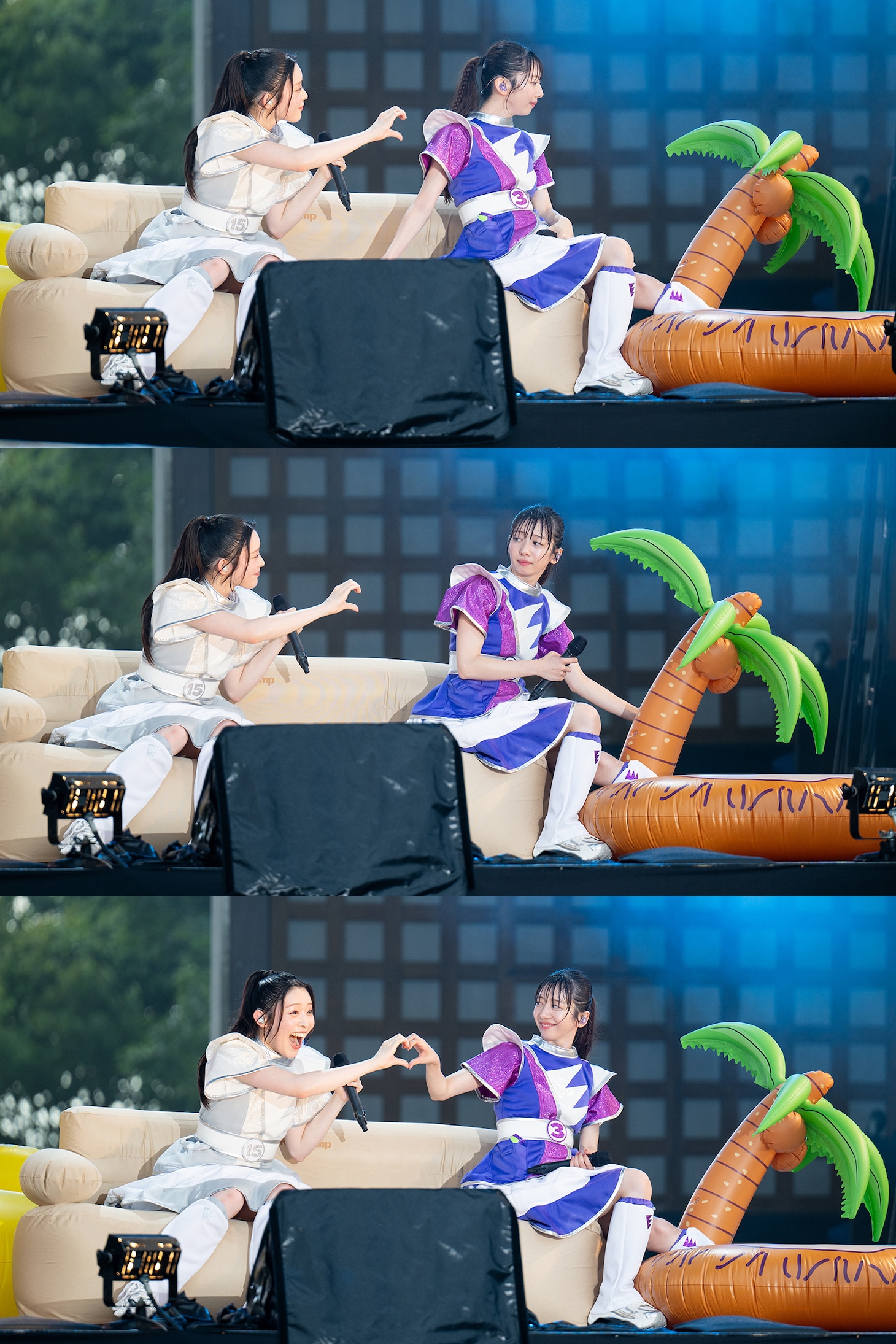ソファでくつろぐ風見和香（左）と真山りか（右）。