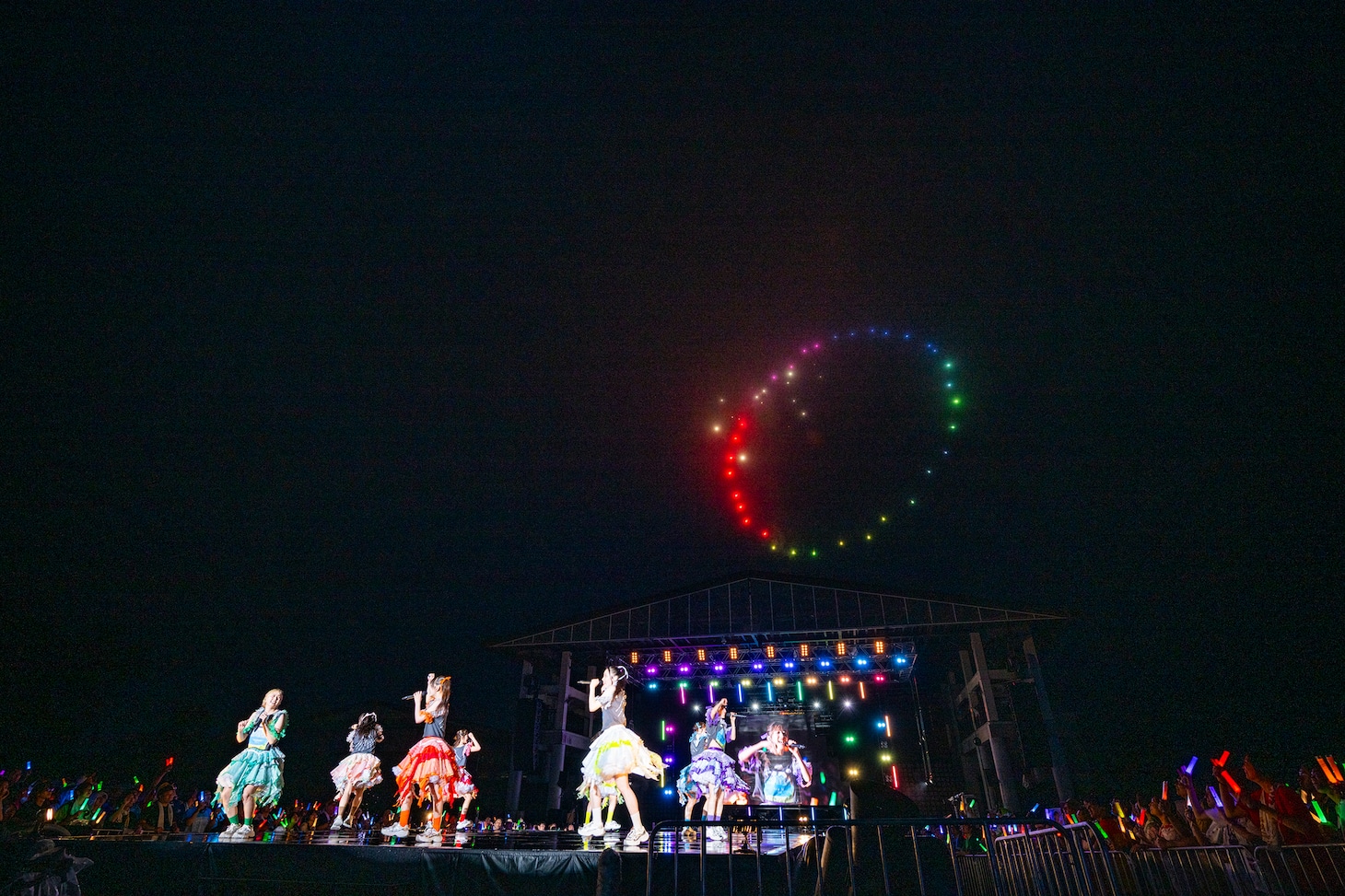 夜空を彩る打ち上げ花火。