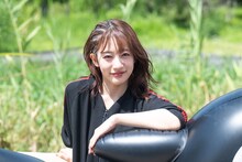 くつろぐ桜木心菜。