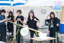 スタッフに向かって水風船を投げつける桜木心菜と小久保柚乃。