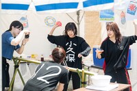 水風船で先輩を狙う小久保柚乃と桜木心菜。