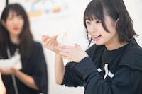 そうめんを味わう小久保柚乃。