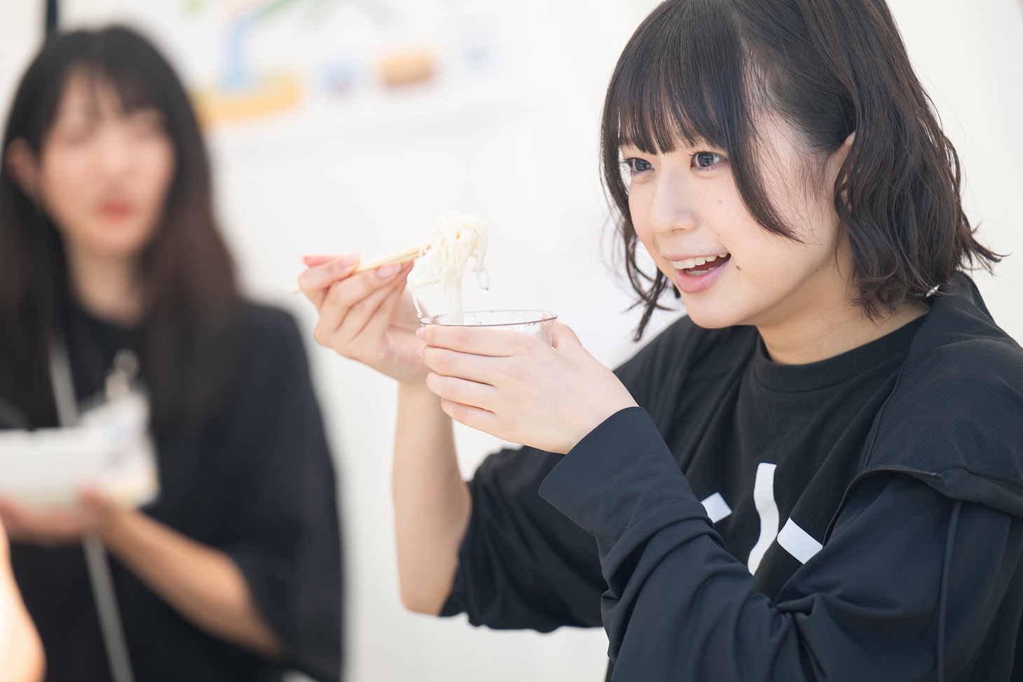 そうめんを味わう小久保柚乃。