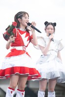 水の入ってない水鉄砲を持った桜木心菜（左）。