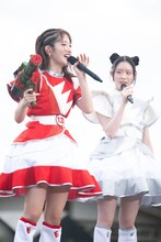 水の入ってない水鉄砲を持った桜木心菜（左）。