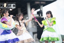 されるがままの仲村悠菜（中央）。