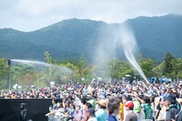 容赦ないアクティブエリアの放水。