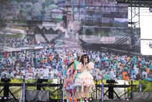 「感情電車」を歌い出す仲村悠菜。