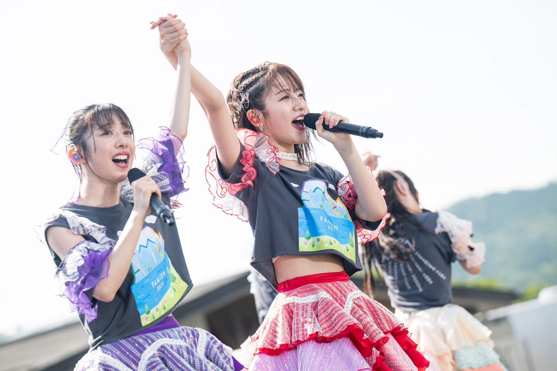 手をつなぐ真山りか（左）と桜木心菜（右）。 [画像ギャラリー 23/181
