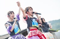 手をつなぐ真山りか（左）と桜木心菜（右）。