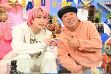 佐久間大介（Snow Man）と日村勇紀（バナナマン）。©日本テレビ