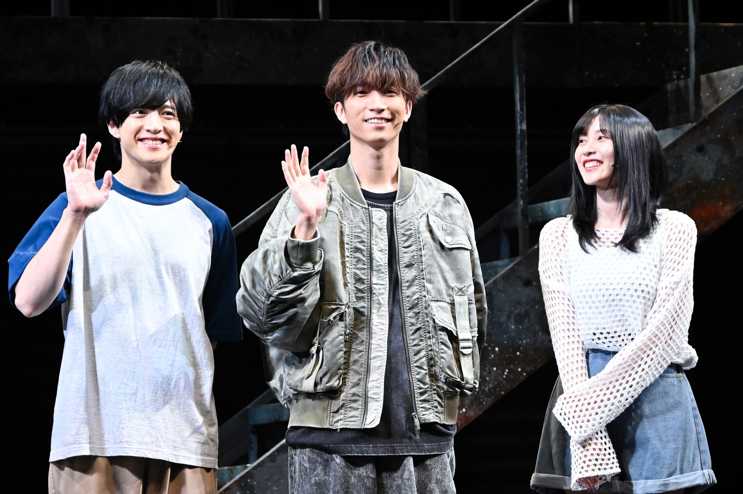 左から上遠野太洸、田中樹、佐野ひなこ。