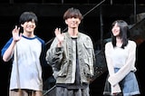 左から上遠野太洸、田中樹、佐野ひなこ。