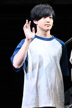 カメラに向かって手を振る上遠野太洸。